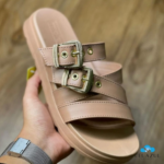 Chinelo Slide Moleca Feminino Plataforma Fivelas Douradas Conforto - Imagem 4